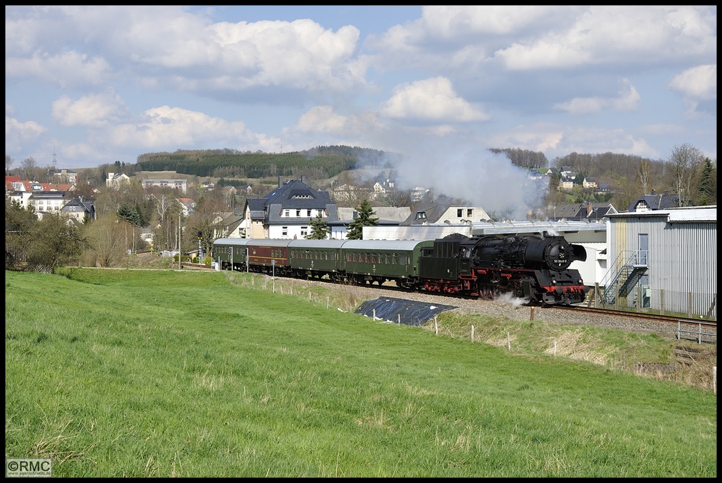 Auch im April kam 50 3648 ins Zwönitztal, diesmal allerdings mit einem Leerreisezug (DLr 24242 Dresden-Altstadt - Schwarzenberg (Erzgeb)). Die VSE-Wagen kehren vom Dresdner Dampfloktreffen zurück, aufgenommen in Burkhardtsdorf am 18.04.